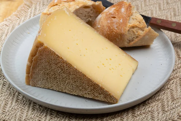 スイスのチーズコレクション 低温殺菌されていない牛乳から作られたグリューエールチーズが近くにあります — ストック写真
