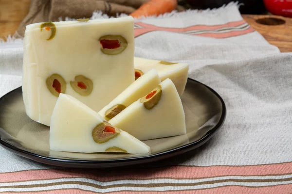 チーズコレクション 新鮮なイタリア産ペコリーノチーズは 羊のミルクで作られ 赤甘いパプリカを詰め込んだ緑のオリーブで作られています — ストック写真