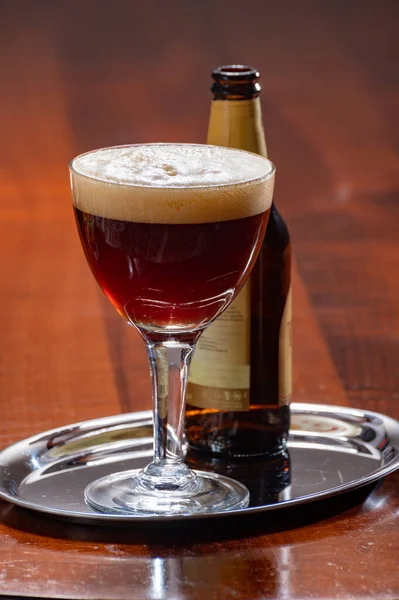 Copo Cerveja Marrom Abadia Belga Bar Perto — Fotografia de Stock