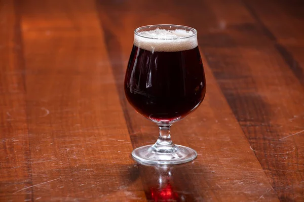 桌上放上一杯比利时修道院红褐色啤酒 — 图库照片