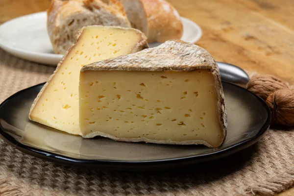 Bucăți Brânză Tomme Montagne Sau Tomme Savoie Fabricate Din Lapte — Fotografie, imagine de stoc