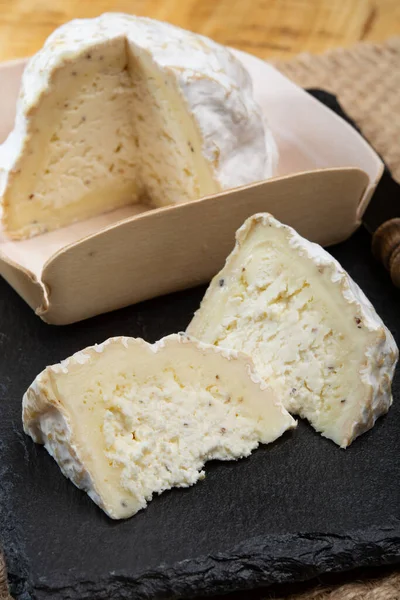 法国奥弗涅市生产的奶酪系列 软奶牛法国奶酪 带有霉菌Gaperon手工乳酪 用破碎的胡椒玉米和大蒜制成 — 图库照片