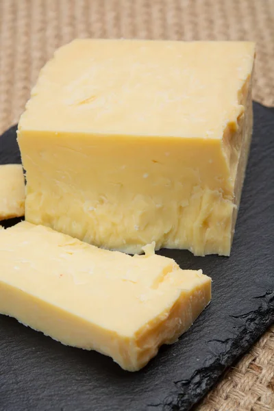 英国のチーズコレクション 英語の成熟スモークチェダーチーズを閉じます — ストック写真