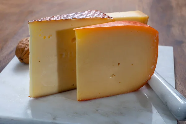 Peynir Koleksiyonu Belçika Manastırı Peyniri Kahverengi Teneke Birayla Yakın Plan — Stok fotoğraf