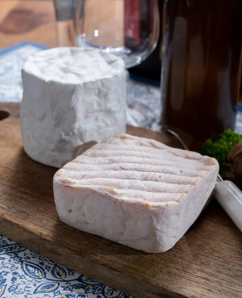 チーズコレクション ベルギー産ソフトイエロー牛乳チーズ ベルギー ヴァル ディエウ修道院のブルージュとブーケ モネの白い型 — ストック写真