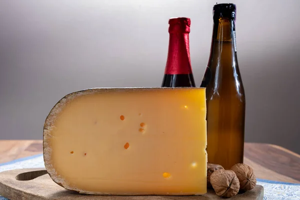 Cheese Beer Pairing Belgian Beer Old Yellow Cow Milk Cheese — Stock Photo, Image