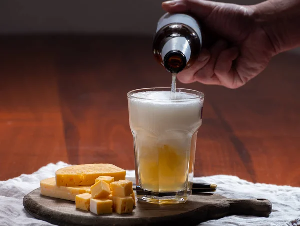Einschenken Von Weißem Ungefiltertem Belgischen Bier Mit Koriander Und Orangennoten — Stockfoto