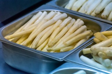 Kuzey Brabant 'taki çiftlikte satılık ilk Hollanda beyaz kuşkonmazı, İngilizce çevirisi - menekşe kuşkonmaz AA fiyatı 1 kilo yakın mesafe