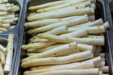 Kuzey Brabant 'taki çiftlikte satılık ilk Hollanda beyaz kuşkonmazı, İngilizce çevirisi - menekşe kuşkonmaz AA fiyatı 1 kilo yakın mesafe