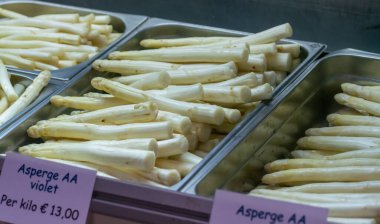 Kuzey Brabant 'taki çiftlikte satılık ilk Hollanda beyaz kuşkonmazı, İngilizce çevirisi - menekşe kuşkonmaz AA fiyatı 1 kilo yakın mesafe