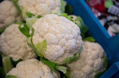 Büyük beyaz organik karnabahar, markette kutuda lahana.