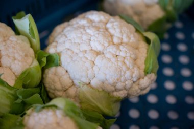 Büyük beyaz organik karnabahar, markette kutuda lahana.