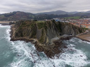 Zumaia 'nın Atlantik kıyısındaki alçak gelgitte, İspanya' nın Bask Bölgesi 'nde dik eğimli sinek jeolojik oluşumuna bakın.