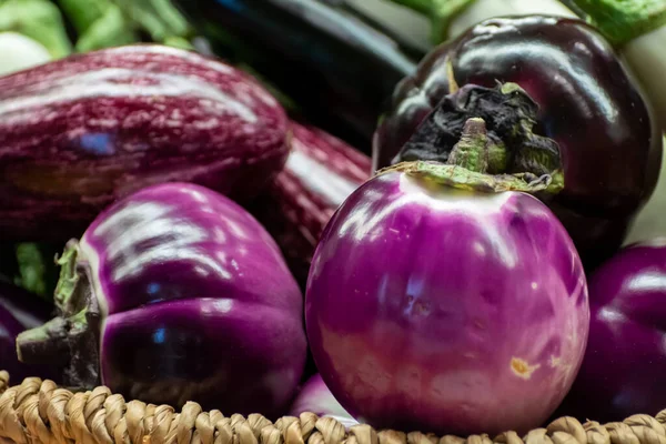 Різноманітність Свіжих Овочів Баклажанів Білих Графіті Фіолетових Круглих Баклажанів Фіолетовий — стокове фото