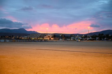 Gün batımından sonra kumsal. Fuerteventura, Kanarya Adaları 'ndaki Caleta de Fuste turistik köyünde kış ve güneş tatili