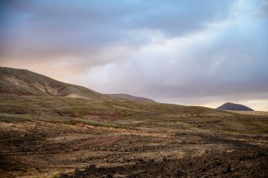 Corallejo yakınlarındaki Montana Roja 'da kış günbatımında Fuerteventura, Kanarya Adaları, İspanya