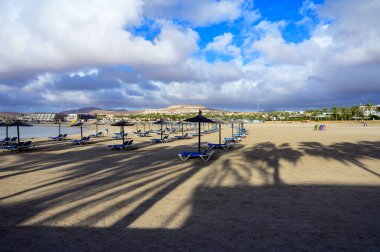 Fuerteventura, Kanarya Adaları 'ndaki Caleta de Fuste turistik köyünde kış ve güneş tatili