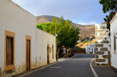 Fuerteventura adasındaki Betancuria Kanarya 'nın sokakları ve beyaz evleri, İspanya' da kış