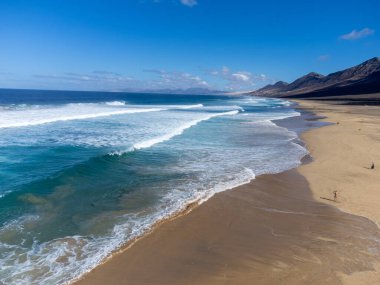 Fuerteventura, Kanarya Adaları 'ndaki sıradağların arkasına gizlenmiş altın kumlu kumlu kumlu plaja ulaşmak zor.