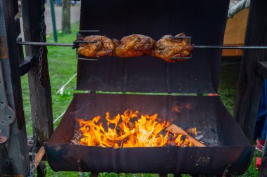 Ortaçağ müzesinde ahşap mangal ızgarasında kızartılmış bütün tavuklar.