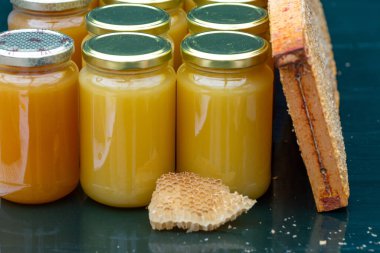 Dağ çayırlarındaki çiftlik arılarının organik balı. Biyolojik tarım atölyesinde satılık kır çiçekleri var.