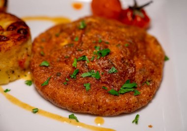 Patatesli çörek ve omlet ile vejetaryen İtalyan yemeği.