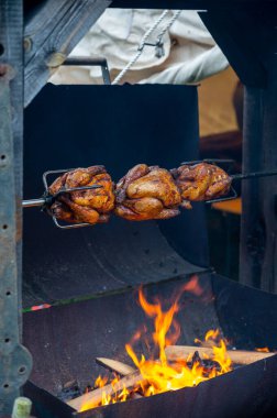 Ortaçağ müzesinde ahşap mangal ızgarasında kızartılmış bütün tavuklar.