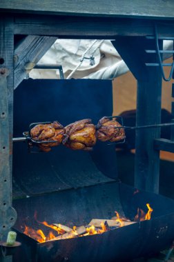 Ortaçağ müzesinde ahşap mangal ızgarasında kızartılmış bütün tavuklar.