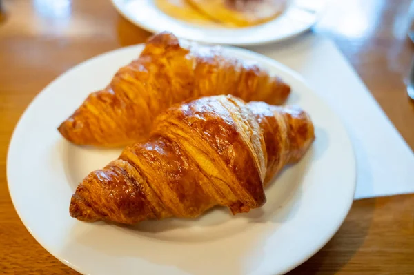 Zwei Frisch Gebackene Blätterteigcroissants Traditionelles Französisches Frühstück Aus Nächster Nähe — Stockfoto