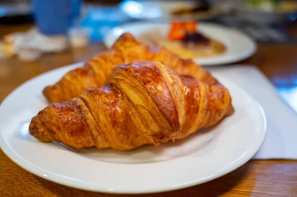 Zwei Frisch Gebackene Blätterteigcroissants Traditionelles Französisches Frühstück Aus Nächster Nähe — Stockfoto