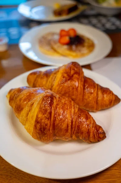 Δύο Φρέσκα Ψητά Κρουασάν Παραδοσιακό Γαλλικό Πρωινό Κοντά — Φωτογραφία Αρχείου