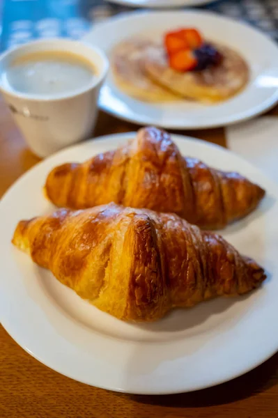 Twee Vers Gebakken Bladerdeeg Croissants Traditioneel Frans Ontbijt Close — Stockfoto