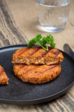 Vejetaryen bitkisinden yapılmış lezzetli vejetaryen hamburgerler soya fasulyesi taklidi et sağlıklı yaşam tarzı