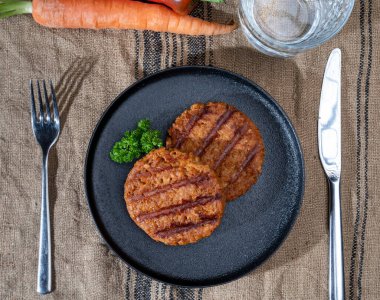 Vejetaryen bitkisinden yapılmış lezzetli vejetaryen hamburgerler soya fasulyesi taklidi et sağlıklı yaşam tarzı