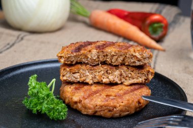 Vejetaryen bitkisinden yapılmış lezzetli vejetaryen hamburgerler soya fasulyesi taklidi et sağlıklı yaşam tarzı