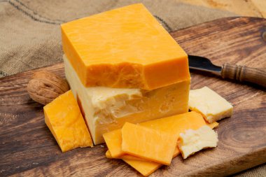 İngiliz peynirleri koleksiyonu, İskoç renkli ve İngiliz olgun çedar peynirleri kapanıyor.