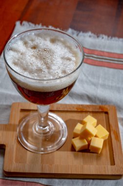 Bir bardak Belçika manastırı esmer birası ve Belçika tahtasıyla inek sütünden keşişler tarafından yapılan eski Belçika peyniri, Belçika tadı...