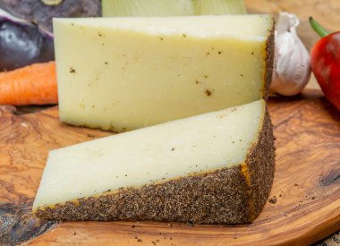 Peynir koleksiyonu, yıllanmış İtalyan koyun peyniri Sicilya adasından kara pecorino ya da pecorino nero di Sicilya yakın plan