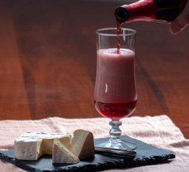 Belçika meyveli kırmızı ekşi kiraz birası ve Belçika peyniri, Belçika 'da bir çift peynir ve bira.