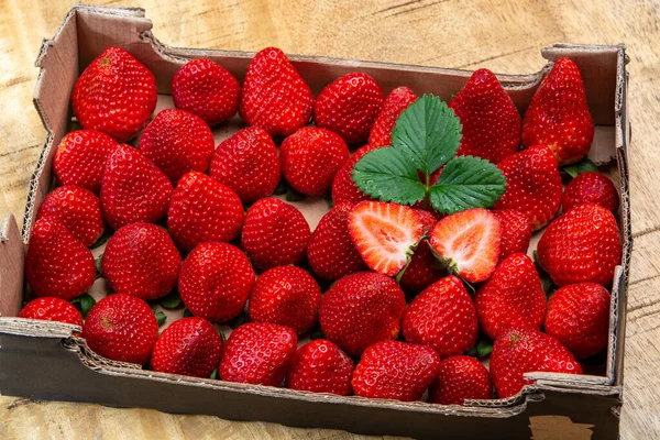 Neue Ernte Pappschachtel Mit Reifen Roten Süßen Spanischen Erdbeeren — Stockfoto