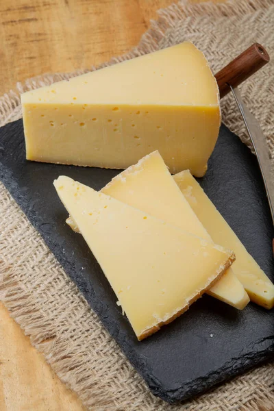 Sviçre Peyniri Koleksiyonu Pastörize Edilmemiş Inek Sütünden Yapılmış Gruyere Peyniri — Stok fotoğraf
