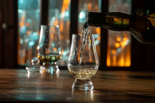Tulipán Alakú Kóstoló Üveg Whisky Vagy Kevert Whisky Whisky Öntés — Stock Fotó