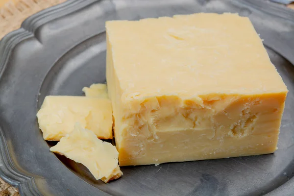 英国奶酪系列 英国成熟熏制的切达奶酪特写 — 图库照片
