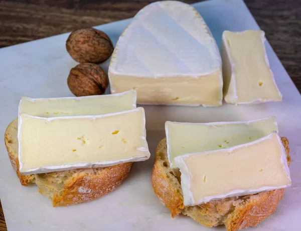 Taze Baget Ekmeği Fransız Beyaz Küflü Süt Peyniri Haute Marne — Stok fotoğraf