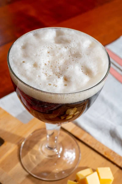 Χύσιμο Βελγικού Αβαείου Καφέ Μπύρα Ποτήρι Κοντά Λευκό Αφρό Και — Φωτογραφία Αρχείου