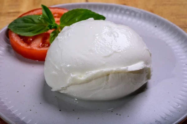 Beyaz Talyan Yumuşak Peyniri Mozzarella Bufala Campana Taze Yeşil Fesleğen — Stok fotoğraf