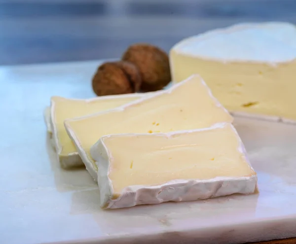 法国上马尔内地区的法国白色霉菌软奶牛乳酪卡普里斯乳酪 — 图库照片
