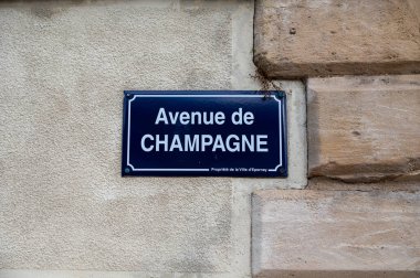 Şampanyada düşük mevsim köpüklü şaraplar Epernay, Champagne, France yakınlarında bölge oluşturur. Yol işaretleri ve varış yerleri, Cnampagne Bulvarı