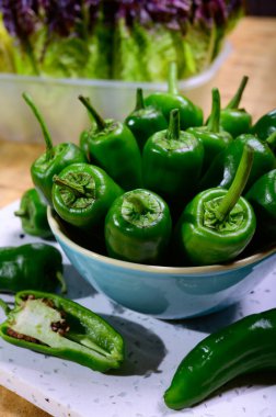 Taze yeşil Padron biberli pementolar ızgara ya da zeytinyağıyla kızartılmaya hazır Galiçya, İspanya 'da geleneksel atıştırmalık..