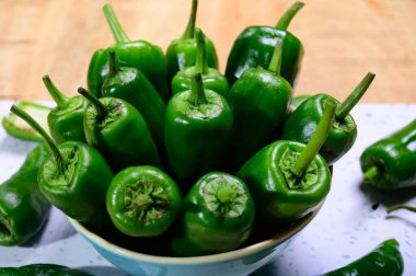 Taze yeşil Padron biberli pementolar ızgara ya da zeytinyağıyla kızartılmaya hazır Galiçya, İspanya 'da geleneksel atıştırmalık..